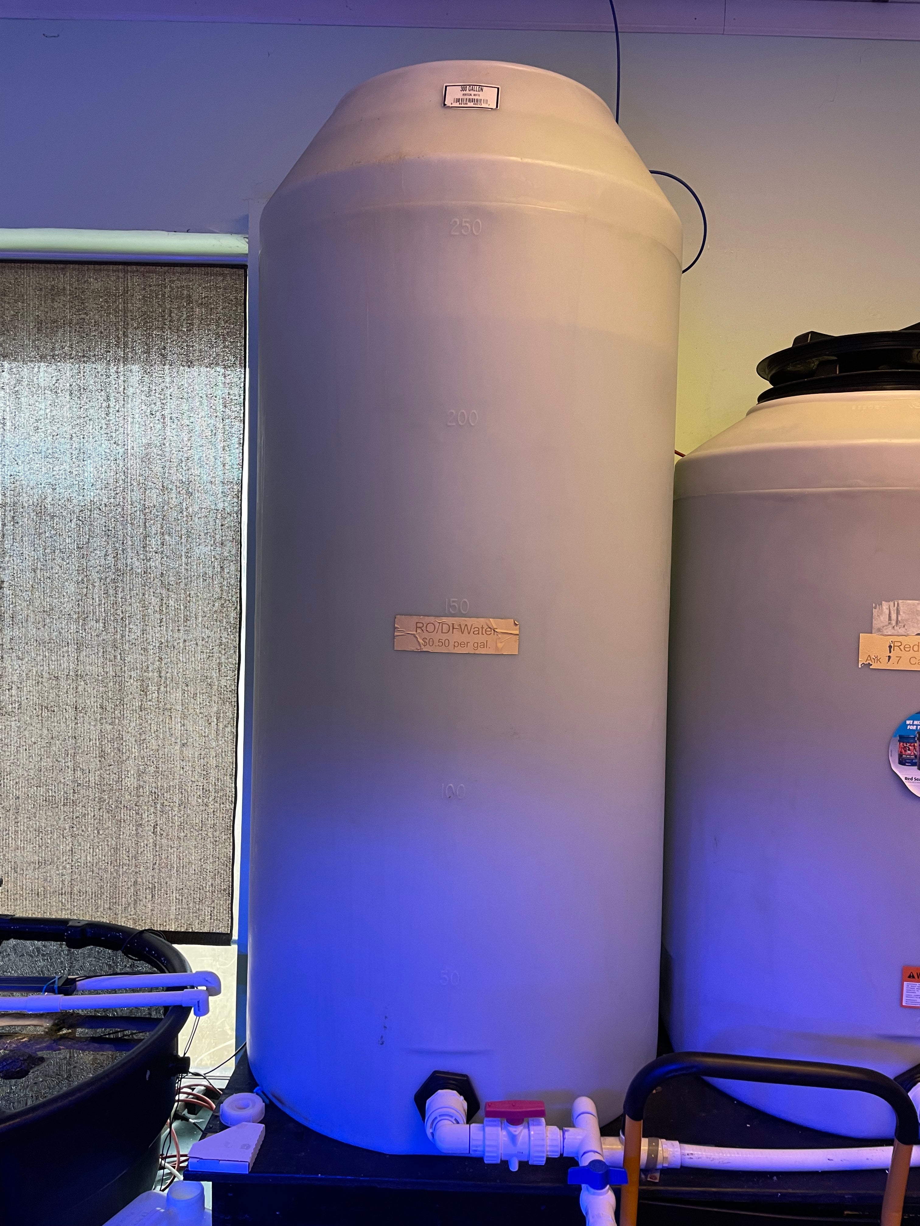 BRUGT- 300 gallon vandtank- (beskadigetBRUGT- 300 gallon vandtank- (beskadiget  